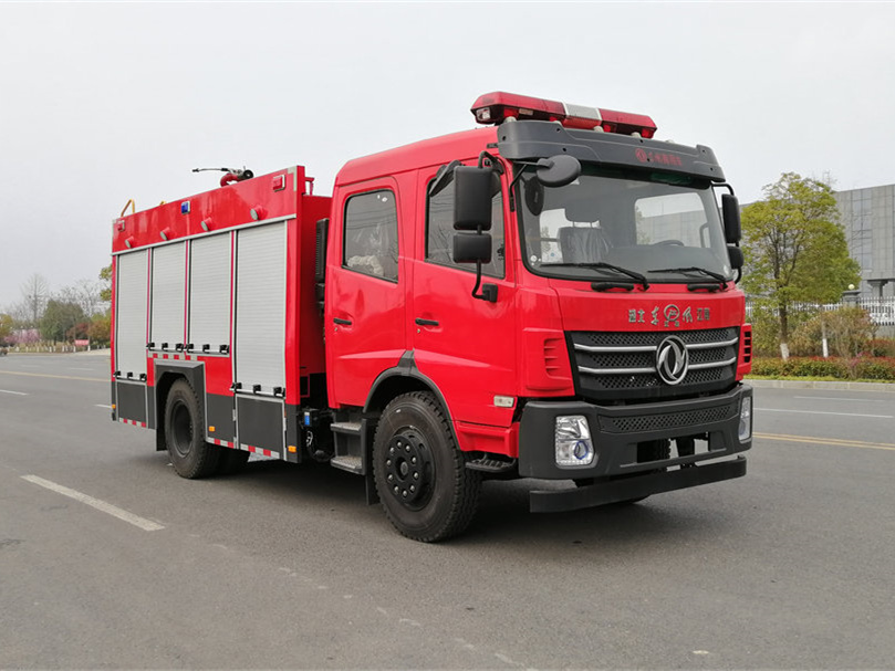 東風5.5噸水罐消防車