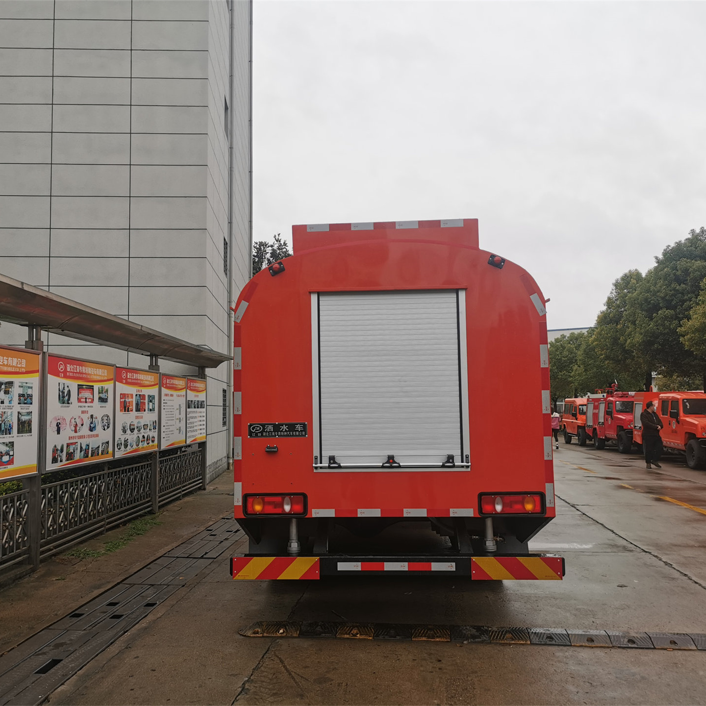 8噸四驅單排灑水車