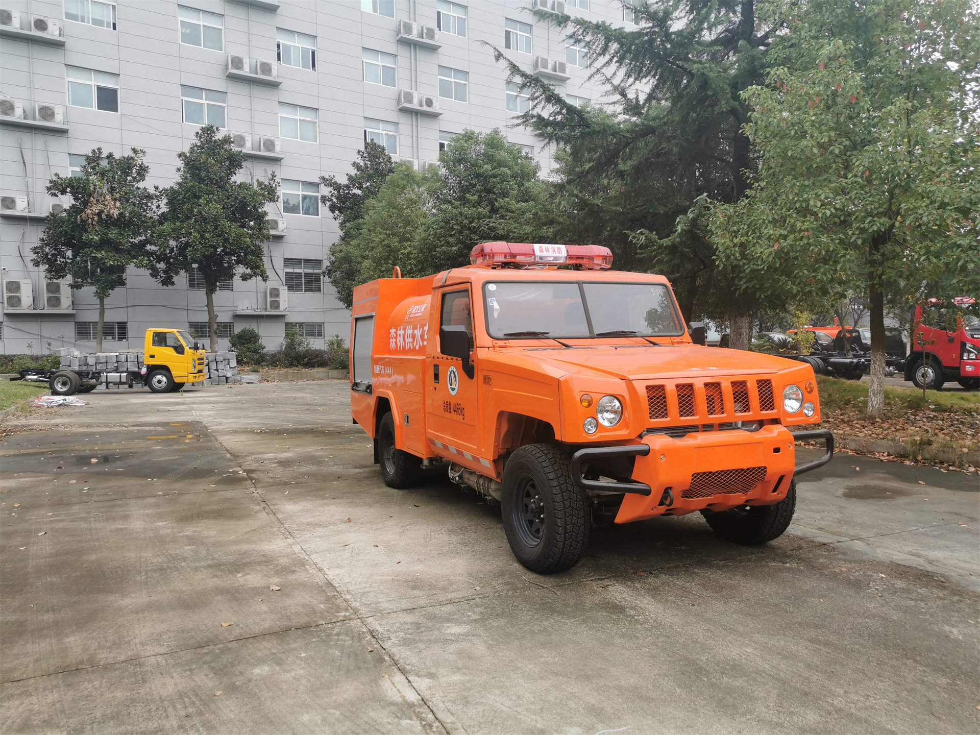 森林四驅勇士單排1.57噸供水車