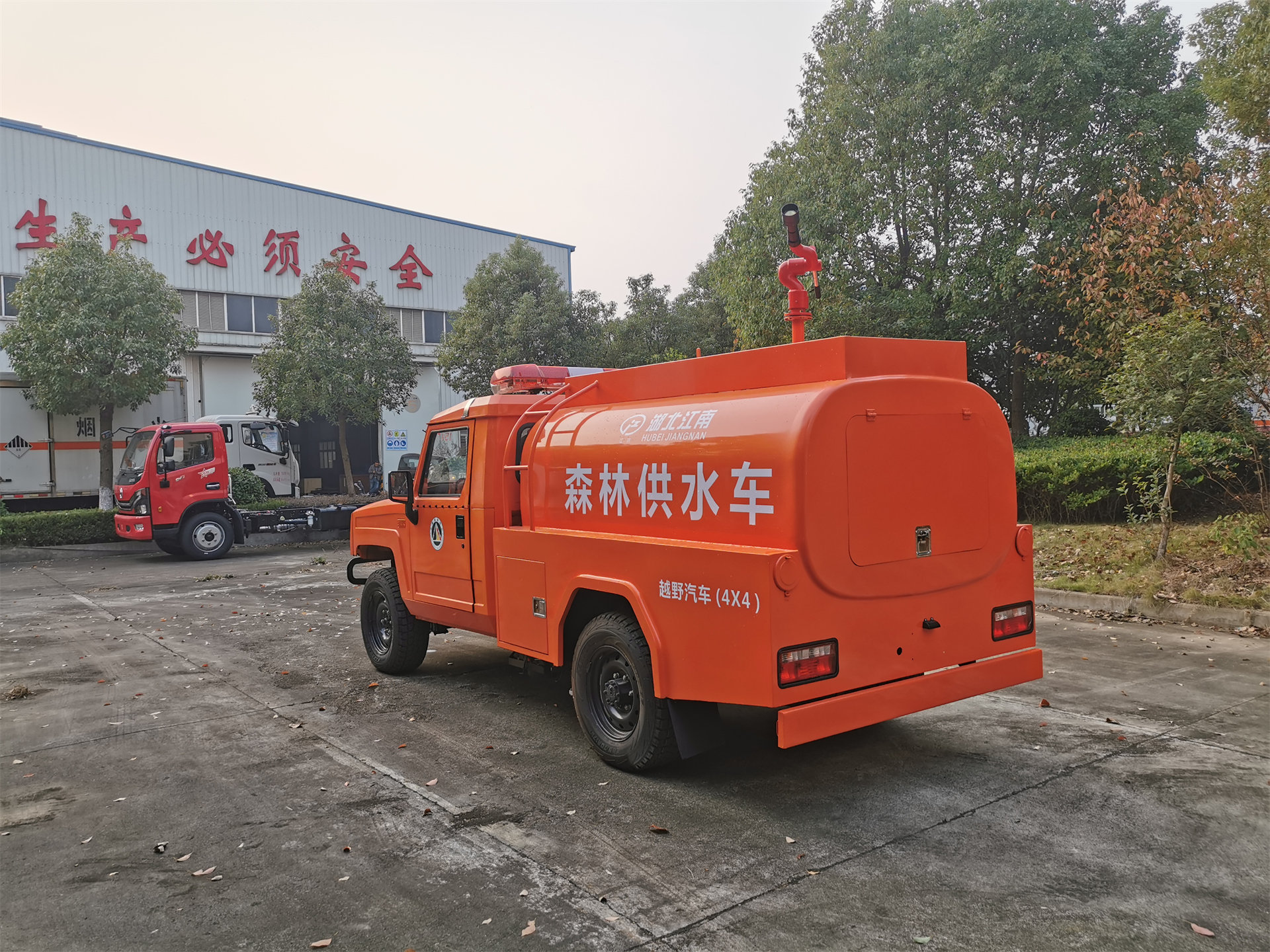 森林四驅勇士單排1.66噸供水車（圓罐）
